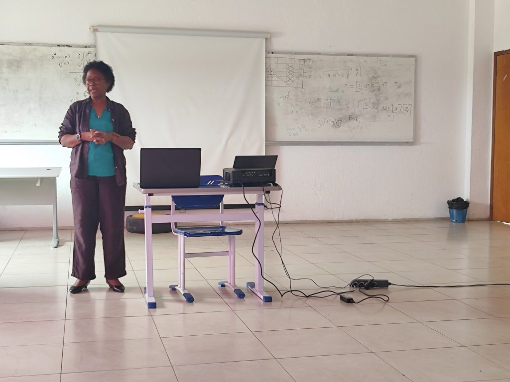 Foto em sala de aula com a Profa. Rose Ferreira apresentando trabalho.