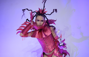 Artista performando em Cena Ballroom